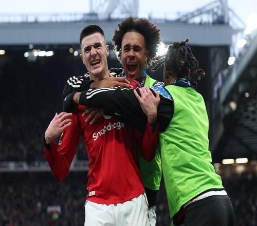 詹姆斯空中,接力失手后,上演飞扣逆,中欧体育会员登录入口,中欧体育官网,中欧体育