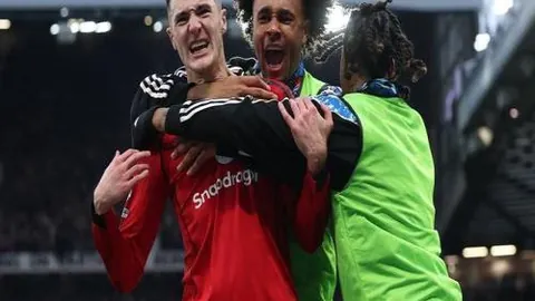 詹姆斯空中接力失手后上演飞扣逆袭得分